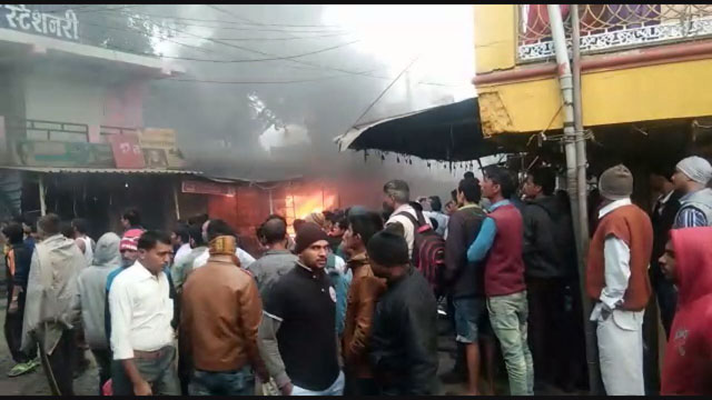 पीथमपुर की फुटवेयर दुकान में लगी भीषण आग