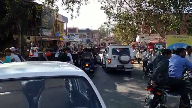 देपालपुर में आए दिन लग रहा जाम, यातायात व्यवस्था नहीं ठीक