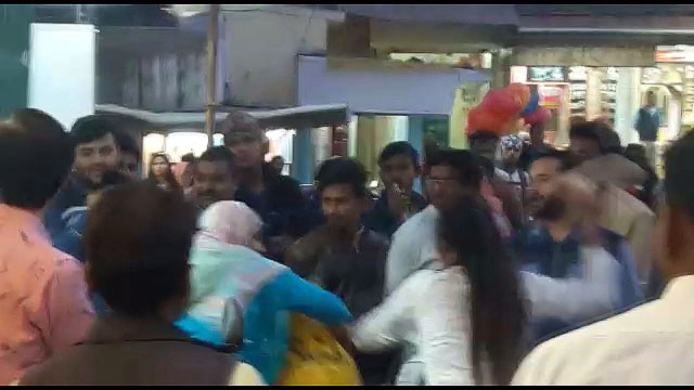 womens fighting on road