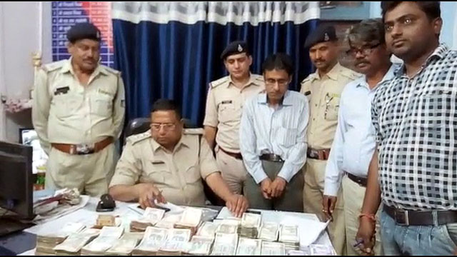 बैग से मिले लगभग 23 लाख रूपए नगद, सारंगपुर पुलिस ने एक व्यक्ति को भी पकड़ा
