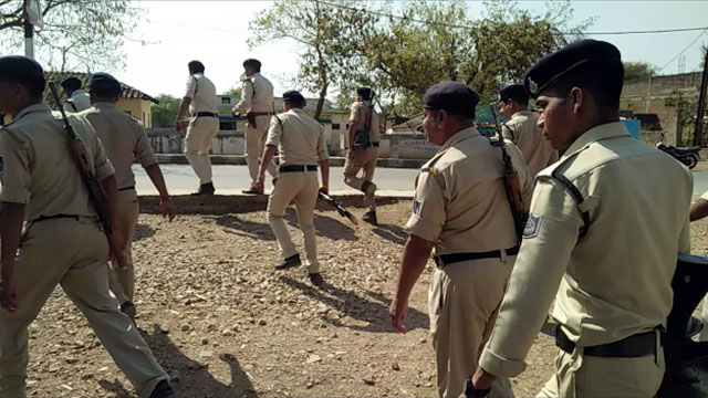 देवेन्द्र चौरसिया हत्याकांड मामला, पुलिस ने नेताओं के घर दी दबिश, कर्मचारी हिरासत में लिए गए