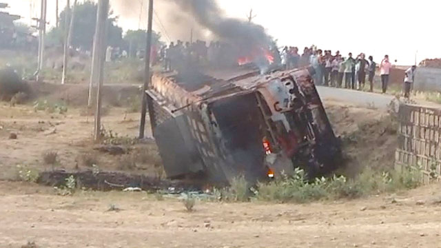 Villagers set fire in bus