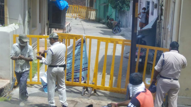 विदिशाः 10 घंटे बाद जागा प्रशासन, कंटेनमेंट ज़ोन पहुंची पुलिस ने खड़े कराए बैरिकेड