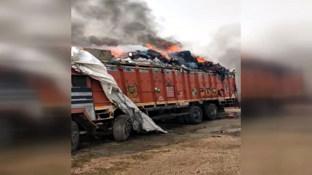 छिबरामऊ हाईवे पर ट्रक में लदे सामान में लगी आग