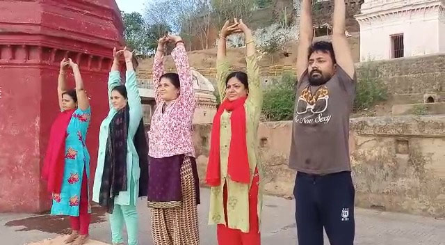 बुरहानपुर में योग दिवस पर राजाघाट पहुंचे लोग
