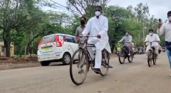 साईकिल पर सवार होकर वैक्सिनेशन सेंटर पहुंचे स्वास्थ्य मंत्री