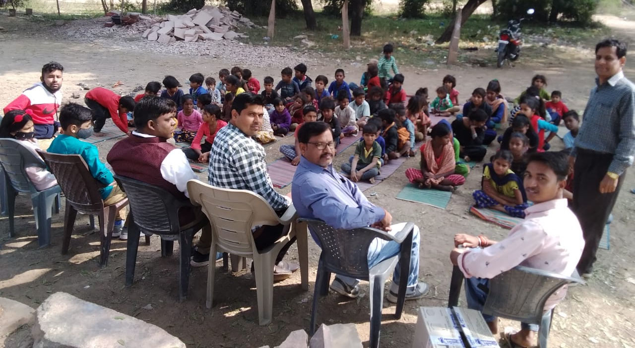 विदिशा के समाजसेवियों ने गरीब बच्चों के साथ मनाया बाल दिवस