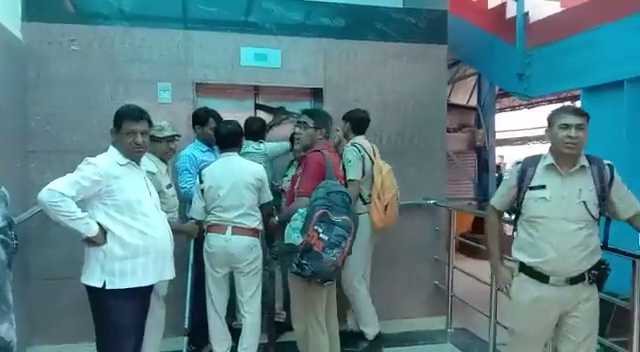 Ratlam News : रतलाम रेलवे स्टेशन पर लिफ्ट में फंस गए यात्री, अफरा तफरी मची