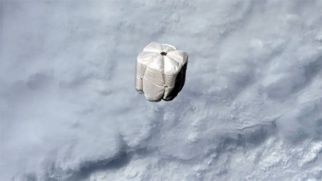 Airlock Bag for Space Station Trash Dumping :