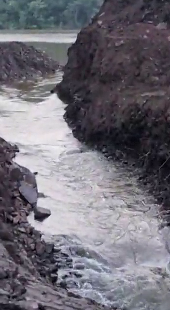 धार के डैम से ऐसे निकला जा रहा पानी ! रहत कार्य में जुटी सेना और प्रशासन | Dhar Dam Breach