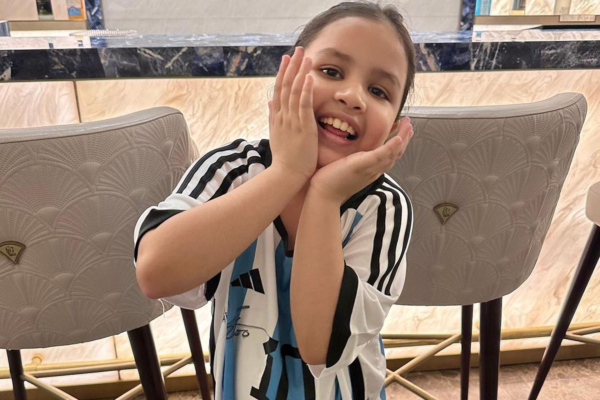 lionel-messi-gifts-argentina-jersey-to-ziva-singh-dhoni