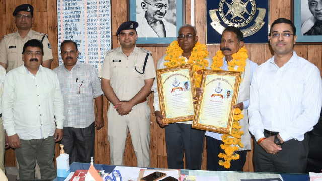 Two police officers of Vidisha retired, Superintendent of Police honored