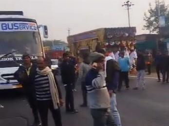 एमपी में बस और ट्रक ड्राइवरों की हड़ताल, इंदौर में चक्काजाम की तस्वीरें